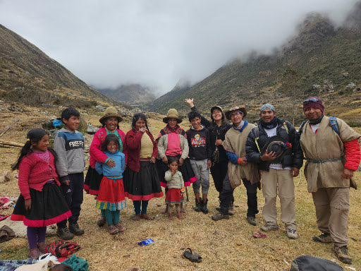 Familia y equipo en la montaña