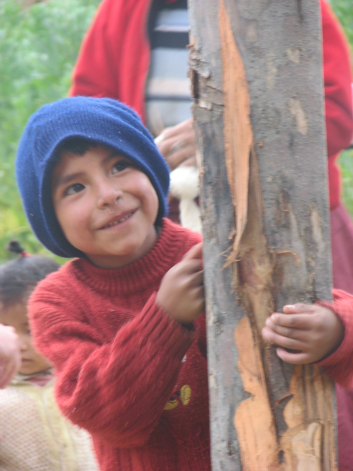 Niño sonriente en la comunidad