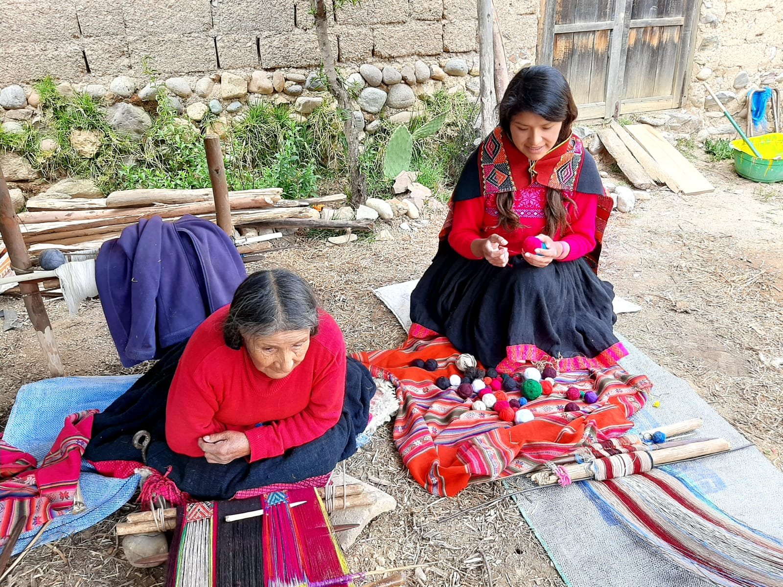 Ovillos de lana teñida