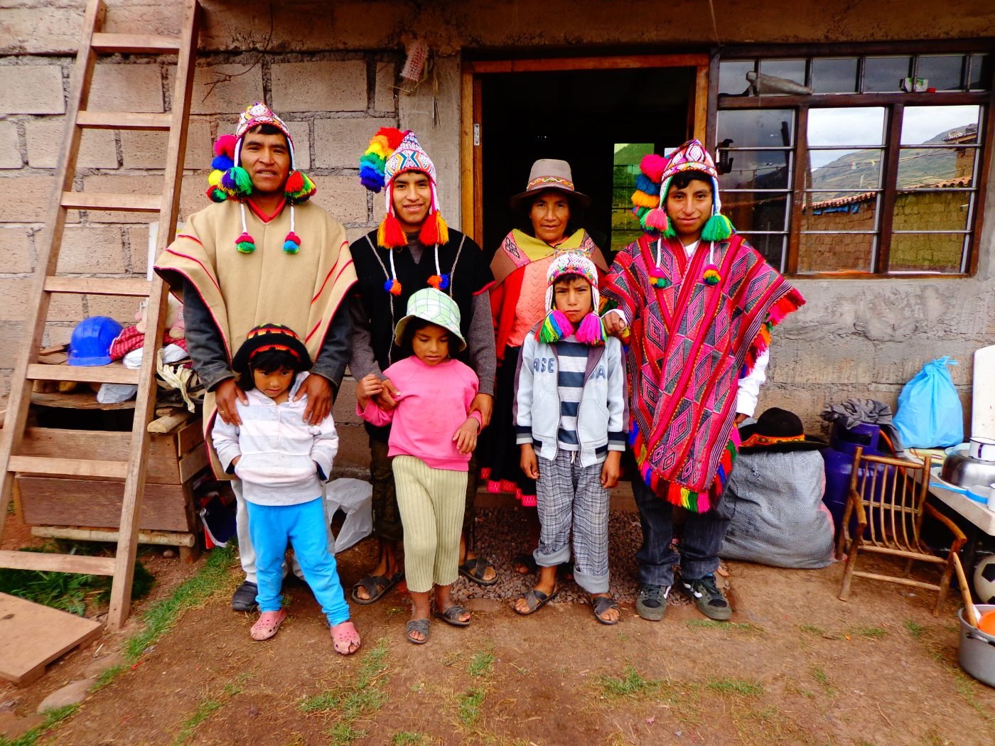 Familia frente a su casa